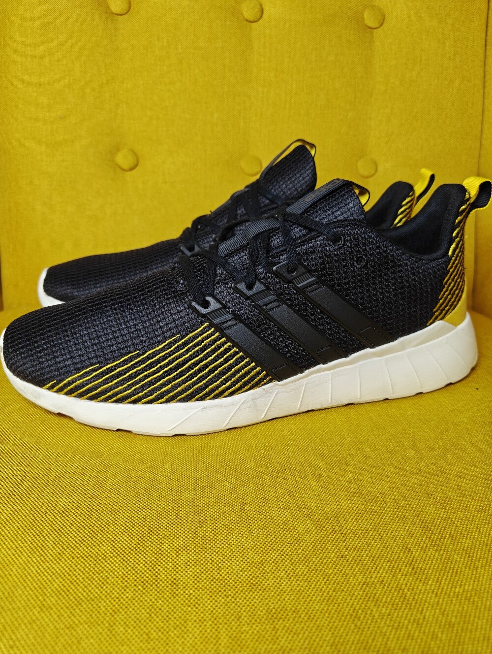 EUC Adidas Questar Flow Black Gold Running Shoes Mens Sneakers Size 13